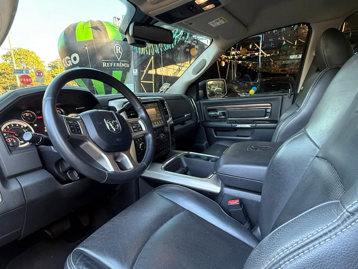 Interior de veículo seminovo da Referência Automóveis