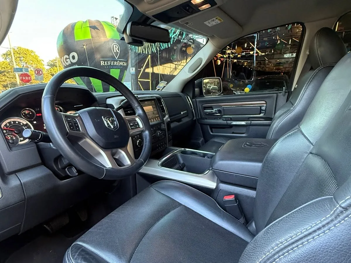 Interior de veículo seminovo da Referência Automóveis