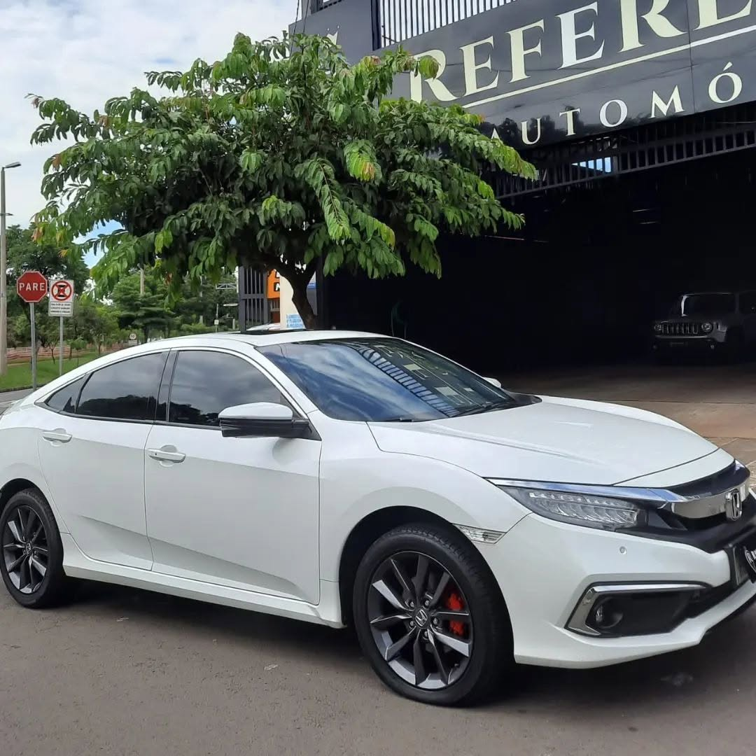 Honda Civic seminovo em frente à Referência Automóveis